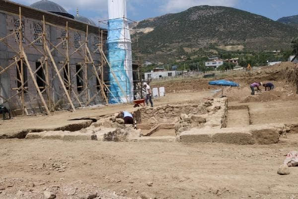 Cami inşaatında Roma dönemine ait mezar bulundu