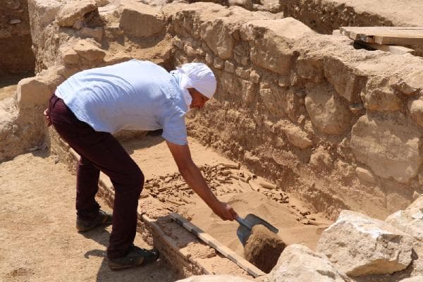 Cami inşaatında Roma dönemine ait mezar bulundu
