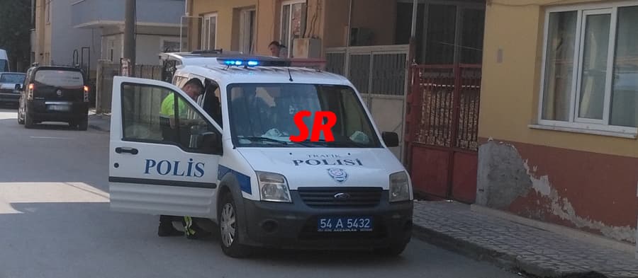 Sokakta bisikletiyle gezen gence çarptı