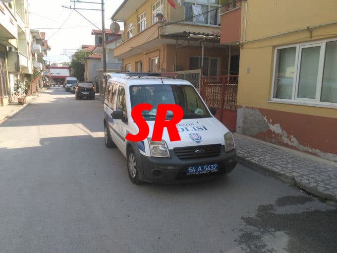 Sokakta bisikletiyle gezen gence çarptı