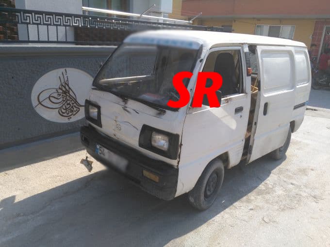 Sokakta bisikletiyle gezen gence çarptı