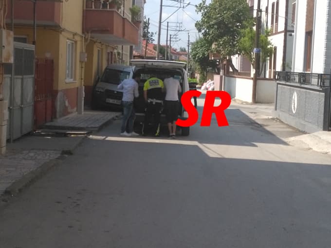 Sokakta bisikletiyle gezen gence çarptı