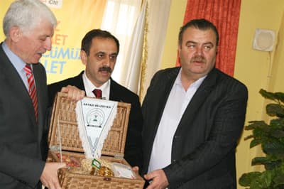 <font size="2"><font face="Arial"><strong>Kuzuluk Kaplıcaları'nda Yemek </strong><br /><br />Başkan Yazıcı, B&uuml;y&uuml;kşehir Belediye Başkanı Aziz Duran'a Akyazı'ya yaptığı hizmetler nedeniyle bir plaket takdim ederek teşekk&uuml;r etti. Daha sonra Duran, Akyazı Ticaret ve Sanayi Odası'nı ve Akyazı Ticaret Borsası'nı ziyaret etti. Duran, Kuzuluk Kaplıcaları'nda yemek yedikten sonra Akyazı'dan ayrıldı.</font></font>