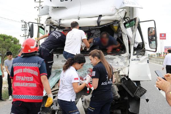 Araçta sıkışan sürücü "beni kurtarın" diye feryat etti!