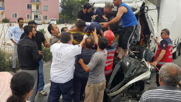 Araçta sıkışan sürücü "beni kurtarın" diye feryat etti!