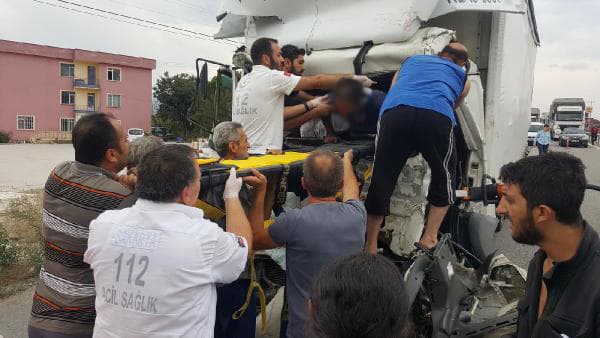 Araçta sıkışan sürücü "beni kurtarın" diye feryat etti!