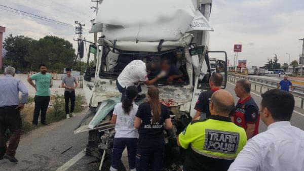 Araçta sıkışan sürücü "beni kurtarın" diye feryat etti!