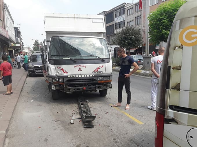 Kamyonet, park halindeki 2 araca çarptı