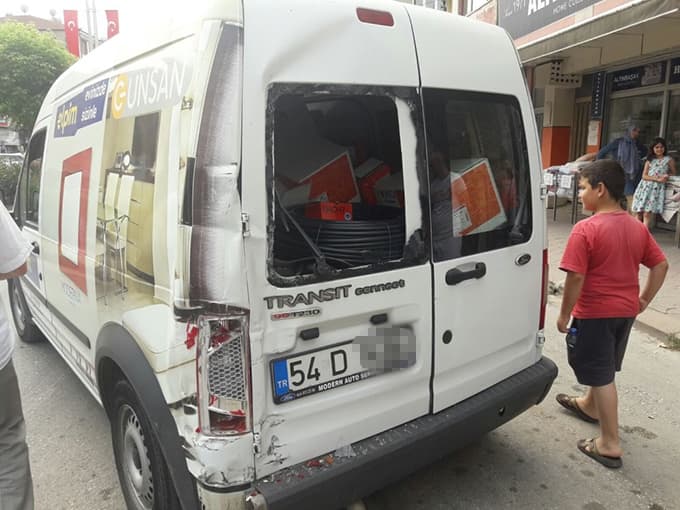 Kamyonet, park halindeki 2 araca çarptı