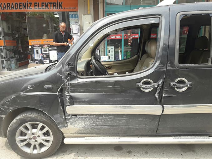 Kamyonet, park halindeki 2 araca çarptı