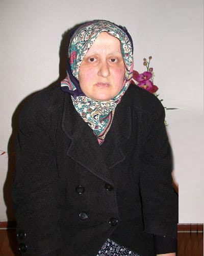 <strong><font face="Arial" size="2">Talebi Reddedildi</font></strong> <p><font face="Arial" size="2">Sakarya Sosyal Hizmetler İl M&uuml;d&uuml;r&uuml; Ali İnan ise hastane raporunda y&uuml;zde 80 engelli yazılsa bile, raporun<font color="#333399"> &quot;ağır &ouml;z&uuml;rl&uuml;&quot;</font> b&ouml;l&uuml;m&uuml;ne <font color="#333399">'hayır' </font>yazılması sebebiyle İyiyazıcı'nın talebinin reddedildiğini s&ouml;yledi. </font></p><p><font face="arial,helvetica,sans-serif" size="2">Yenikent Devlet Hastanesi'nden yapılan a&ccedil;ıklamada ise kişinin yeme, i&ccedil;me, giyinme gibi ihtiya&ccedil;larını kendisi yapamadığı taktirde 'ağır &ouml;z&uuml;rl&uuml;' kısmına 'evet' yazıldığını, ancak İyiyazıcı'nın bu t&uuml;r ihtiya&ccedil;larını kendisinin karşıladığı bildirildi. <br /></font><br /><font face="arial,helvetica,sans-serif" size="2"><strong>Prof Dr. Seyyar : Maaş Bağlanması Gerekir</strong><br /></font><br /><font face="arial,helvetica,sans-serif" size="2">Başbakanlık &Ouml;z&uuml;rl&uuml;ler Y&uuml;ksek Kurulu &uuml;yesi Prof.Dr. Ali Seyyar, s&ouml;z konusu kişinin kanunda belirtilen kadar geliri olmadığını belirterek, hastaya engelli maaşı bağlanması gerektiğini kaydetti. 2022 sayılı yasaya g&ouml;re engelli maaşı bağlanırken kişinin sosyal g&uuml;vencesi olup olmadığına değil, gelir durumuna bakıldığını belirten Seyyar, <font color="#333399">&quot;Burada keyfi bir durum s&ouml;z konusu. Kişinin sosyal g&uuml;vencesine bakılarak talebi reddedilmiş. Hatanın d&uuml;zeltilerek kanser hastası kadına engelli maaşı bağlanmalı. Başkalarının yardımıyla ge&ccedil;inen, geliri olmayan kişiler sosyal g&uuml;venlik şemsiyesi altında olsalar bile engelli maaşı alırlar.&quot;</font> bilgisini verdi. <br /></font></p>
