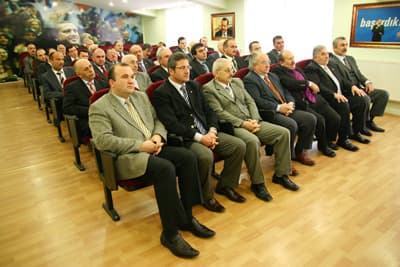 <font size="2"><font face="Arial"><strong>İşte AK Parti Farkı<br /></strong><br />AK Parti iktidarıyla birlikte halkın refah seviyesinin arttırılması i&ccedil;in pek &ccedil;ok yenilik yapıldığını dile getiren İl Başkanı Şenol Morg&uuml;l, şunları kaydetti:<font color="#333399"> &ldquo;Sakarya&rsquo;mızı yaşanılabilir cazip yerlerden biri haline getirdik. Doğal, k&uuml;lt&uuml;rel her t&uuml;rl&uuml; kaynağımızı atıl olmaktan &ccedil;ıkarıp, turizme sunarak ilgi &ccedil;ekmeyi başardık. Sağlıkta da halkımızın y&uuml;z&uuml;n&uuml; g&uuml;ld&uuml;rd&uuml;k. Genel Sağlık Sigortasıyla doğan her &ccedil;ocuğun 18 yaşına kadar sosyal g&uuml;venceli olmasını sağladık. Hastalarımız muayene ve tedavi i&ccedil;in artık istedikleri doktoru devlet hastanelerinde de se&ccedil;ebiliyorlar. Sistemli &ccedil;alışma sayesinde hastanelerdeki &ccedil;ileli kuyruklar tarihe karıştı. İla&ccedil;ta y&uuml;zde 80&rsquo;e varan indirimler yapıldı. T&uuml;m bunları biz yaptık oldu. &Ccedil;alışınca, isteyince her şeyin yapılabildiğini g&ouml;rd&uuml;k, g&ouml;sterdik. Şunu sormaya hakkımız var. Bu halk şimdiye kadar bu hizmetlere neden layık g&ouml;r&uuml;lmedi. İşte AK Parti farkı bu. Biz her t&uuml;rl&uuml; hizmeti halkımıza layık g&ouml;r&uuml;yoruz. Biz halka hizmeti hakka hizmet olarak g&ouml;r&uuml;yoruz. Şimdiye kadar olduğu gibi bundan sonra da bu d&uuml;ş&uuml;nceyle hizmete devam edeceğiz.&rdquo;&nbsp;&nbsp;&nbsp; </font></font></font>