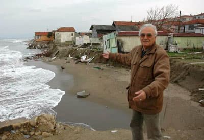 Dev Dalgalar Yazlıkları Yıkmaya Devam Ediyor