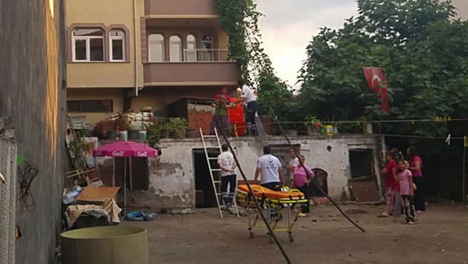 Çatıda mahsur kalan yaşlı kadının imdadına sağlık ekipleri yetişti