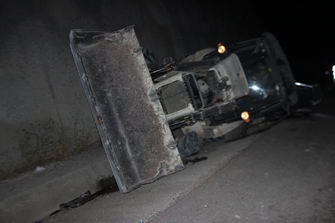 TIR, iş makinesine çarptı