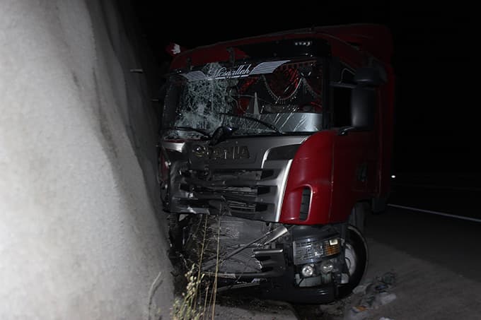 TIR, iş makinesine çarptı