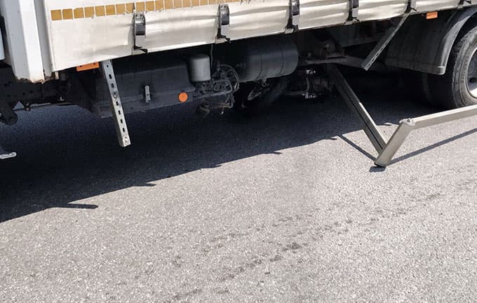 Motosiklet, TIR'ın altında kaldı