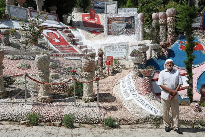  550 bin mozaik taş ile sokağını süsledi