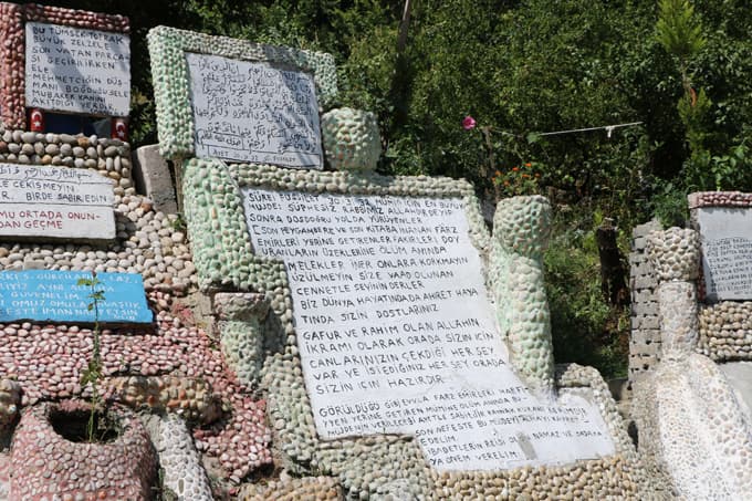  550 bin mozaik taş ile sokağını süsledi