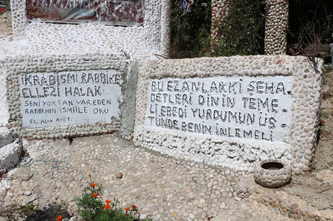  550 bin mozaik taş ile sokağını süsledi
