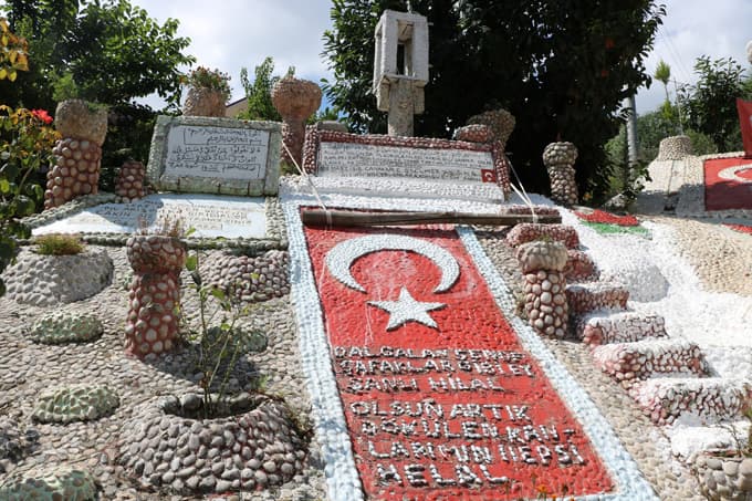  550 bin mozaik taş ile sokağını süsledi