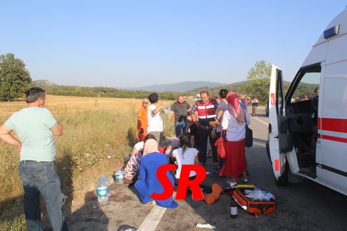 Otomobil ile kamyon çarpıştı: 1 ölü, 8 yaralı