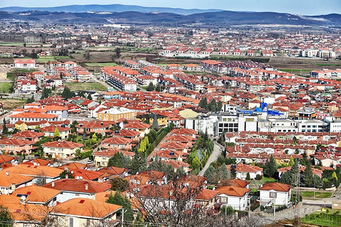 <font face="arial,helvetica,sans-serif" size="2"><strong>- &quot;Sakarya'da dikey değil, yatay b&uuml;y&uuml;meyi uyguluyoruz&quot; </strong><br /><br />Sakarya  B&uuml;y&uuml;kşehir Belediye Başkanı Zeki To&ccedil;oğlu ise depremde en b&uuml;y&uuml;k zararı  g&ouml;ren g&ouml;ren illerden birinin Sakarya olduğunu s&ouml;yledi.<br /><br />Sakarya'nın  deprem b&ouml;lgesinde bulunduğunu hatırlatan To&ccedil;oğlu, bundan sonra o kadar  ağır maddi ve manevi kayıplar vermemek i&ccedil;in &ccedil;alışmalarını  s&uuml;rd&uuml;rd&uuml;klerini işaret etti.<br /><br />To&ccedil;oğlu, yeni depremler  yaşanabileceğinin farkında olarak &ccedil;alışmaları s&uuml;rd&uuml;rd&uuml;klerini dile  getirerek, depremden sonraki zemin sıvılaşmasını g&ouml;z &ouml;n&uuml;ne alarak  Yenikent b&ouml;lgesinde yeni bir şehir inşasına girişildiğini belirtti.<br /><br />Sağlam  zeminlere doğru şehrin kaydırılması d&uuml;ş&uuml;ncesiyle hareket edilen  programın s&uuml;rd&uuml;ğ&uuml;n&uuml; kaydeden To&ccedil;oğlu, &quot;Sakarya'da 17 yıldır kat  sınırlaması yaparak hem deprem a&ccedil;ısından &ouml;nlem alıyoruz hem de farklı  bir şehir g&ouml;r&uuml;n&uuml;m&uuml; d&uuml;ş&uuml;ncesiyle de yatay b&uuml;y&uuml;meyi uyguluyoruz. Şehirde  iş merkezleri, hastane ve okulların dışında konutlarda &ccedil;ok katlı  binalara m&uuml;saade etmiyoruz. Bu doğrultuda yeni bir Sakarya meydana  &ccedil;ıkıyor. Sakarya'da deprem esnasında bazı binalar hi&ccedil; zarar g&ouml;rmezken  zemindeki sıkıntı nedeniyle yan yatarak veya &ccedil;&ouml;kerek hasar meydana  geldi.&quot; diye konuştu.<br /><br />To&ccedil;oğlu, Sakarya'nın deprem i&ccedil;in &ccedil;ok  sağlıklı bir zemine sahip olmadığını ifade ederek, yatay b&uuml;y&uuml;meyle  kentte yeni bir mimari tarz geliştirdiklerini dile getirdi.<br /><strong><br />- Vatandaşa iş birliği &ccedil;ağrısı</strong><br /><br />B&ouml;lgede  en &ouml;nemli sorunlardan birinin deprem esnasında hasar g&ouml;rmeyen, halen  insanların yaşamaya devam ettiği &ccedil;ok katlı konutlar olduğunu vurgulayan  To&ccedil;oğlu, s&ouml;zlerini ş&ouml;yle s&uuml;rd&uuml;rd&uuml;:<br /><br />&quot;Bu binalar deprem g&ouml;rd&uuml;ğ&uuml;  i&ccedil;in riskli. Bu binalar farklı noktalarda olduğu i&ccedil;in toplu kentsel  d&ouml;n&uuml;ş&uuml;m yapamıyoruz. Bununla ilgili &ccedil;alışmalarımız oldu, TOKİ'yle iş  birliği yaptık. Depremin her an yaşanabileceği şehrimizde &ccedil;ocuklarıyla  riskli evlerde yaşayan insanların da bu konuya &ccedil;&ouml;z&uuml;m bulmak adına  bizlerle iş birliği yapmaları en b&uuml;y&uuml;k temennimiz. Yenikent b&ouml;lgesi  şehir merkezinden uzak olduğu i&ccedil;in burada yapılan binalara &ccedil;ok fazla  rağbet olmuyor. Vatandaşlarımız bulundukları yerde d&ouml;n&uuml;ş&uuml;m olmaları  arzusundalar. Bu konuda &ccedil;alışmalarımız s&uuml;r&uuml;yor.&quot; <br /><br />Başkan To&ccedil;oğlu,  belediye ve h&uuml;k&uuml;met olarak vatandaşa her t&uuml;rl&uuml; desteği vermeye hazır  olduklarını ve &quot;Deprem değil bina &ouml;ld&uuml;r&uuml;r.&quot; anlayışıyla yapıları  oluşturmaya gayret g&ouml;sterdiklerini kaydetti.<br /><br />Deprem y&ouml;netmeliklerine uygun, sağlam binalar oluşturmaya &ouml;nem verdiklerini vurgulayan To&ccedil;oğlu, s&ouml;zlerini ş&ouml;yle tamamladı:<br /><br />&quot;Sakarya'da  deprem olacak, bu ka&ccedil;ınılmaz bir şey. Biz 1999 depremine hazırlıksız  yakalandık. O g&uuml;n mevcut h&uuml;k&uuml;metin durumu &ccedil;ok i&ccedil; a&ccedil;ıcı değildi. Bug&uuml;n  Ankara'da &ccedil;ok g&uuml;&ccedil;l&uuml; bir h&uuml;k&uuml;met var. Bu konulara &ouml;nem veren ve ciddi  &ccedil;alışmalar yapan bir h&uuml;k&uuml;met var. Yerel y&ouml;neticiler olarak biz de  hazırlıklıyız. Belediye olarak Afet Koordinasyon Merkezi'ni oluşturduk.  Afet esnasında kriz masasının oluşturulacağı, sevk ve idarenin oradan  yapılabileceği bir yapı oluşturduk. Elimizdeki imkanları en iyi şekilde  değerlendiriyoruz. En b&uuml;y&uuml;k hazırlık depreme dayanıklı yapılar yapmaktan  ge&ccedil;er. Vatandaşlarımızın da duyarlı olması gerekiyor. İnşallah yaşanan  afetten toplum ve y&ouml;neticiler olarak gereken dersi almışızdır. Bu  aldığımız dersler doğrultusunda yapılanmamızı s&uuml;rd&uuml;rmemiz gerektiğini  hatırlatıyorum. O g&uuml;nlerde kaybettiğimiz vatandaşlarımıza Allah'tan  rahmet diliyorum.&quot;</font>