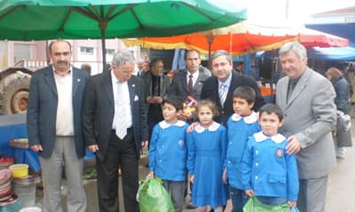 <strong><font color="#000000"><font face="Arial" size="2">Su, Emlak ve &Ccedil;TV Vergilerinin D&uuml;ş&uuml;r&uuml;lmeli</font><br /></font></strong><font face="Arial" size="2">&nbsp;<br />Yeni yerleşim b&ouml;lgeleri ve yeni mahalle olan k&ouml;ylerimizdeki sorunları yerinde tesbit eden &Ccedil;elebi, bu sorunların giderilmesine y&ouml;nelik olarak projelerinin hazır olduğunu belirterek; <font color="#333399">&ldquo;Yeni yerleşim b&ouml;lgesinin daha cazip bir hale getirilmesi i&ccedil;in &ouml;ncelikle vatandaşlarımızın bu b&ouml;lgeyi tercih eder duruma getirilmesi gerektiğini, bunun i&ccedil;in Belediye Hizmet Birimlerinin bu b&ouml;lgede koşullanmasını ve Su, Emlak ve &Ccedil;TV vergilerinin d&uuml;ş&uuml;r&uuml;lmesi gerektiğini, sosyal altyapının daha iyileştirilmesi gerektiğini&rdquo;</font> dile getiriyor.<br />&nbsp;<br />Bunları yapacak bilgi ve y&uuml;reğe sahip olduğunu beyan eden &Ccedil;elebi, vatandaşlardan destek istemeye devam ediyor.<br />&nbsp;&nbsp;<br />Web Adres: </font><a href="http://www.hasancelebi.com/"><font face="Arial" size="2">www.hasancelebi.com</font></a>