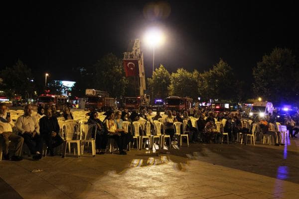 Felaket, 03:02'de demokrasi Meydanı'nda anıldı
