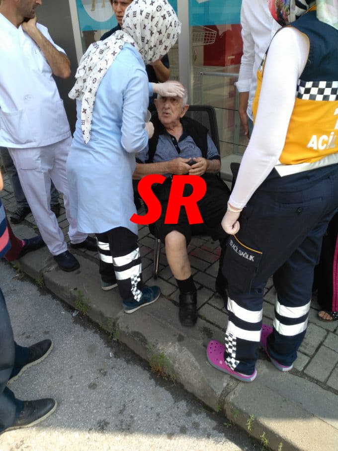 Geri manevra yaparken yaşlı adama çarptı