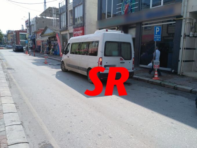 Geri manevra yaparken yaşlı adama çarptı