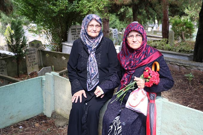 Deprem şehitleri, Serdivan Mezarlığı'nda anıldı