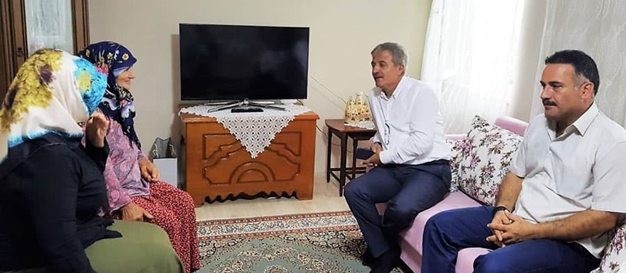 Soğuk, depremzede aileleri ziyaret etti