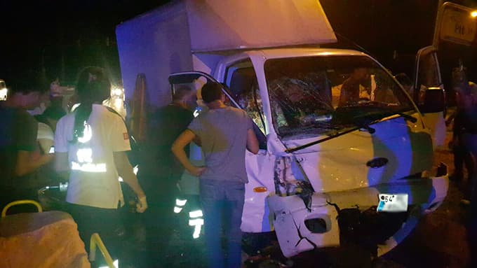 Söğütlü'de kamyonet, hafif ticari araç ile çarpıştı