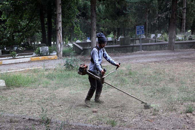 Mezarlıklar bayrama hazırlanıyor 