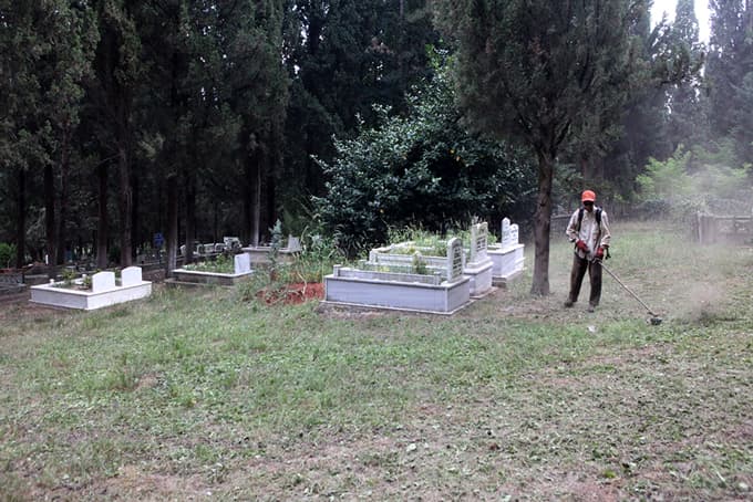 Mezarlıklar bayrama hazırlanıyor 