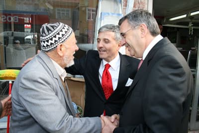 <p><font face="Arial" size="2"><strong>Biz Hazırız</strong>&nbsp;</font></p><p><font face="Arial" size="2">Parti teşkilatı ziyaretinde AK Parti Sakarya Milletvekili Ayhan Sefer &Uuml;st&uuml;n de bir konuşma yaptı. AK Parti'nin &uuml;lkeyi kalkındırmak adına &ccedil;ok &ouml;nemli &ccedil;alışmalara imza attığını s&ouml;yleyen Ayhan Sefer &Uuml;st&uuml;n, <font color="#333399">&quot;İnşallah 29 Mart'ta da durmak yok hizmete devam diyeceğiz&quot;</font> dedi. <br /><br />Zeki To&ccedil;oğlu, parti ziyaretinin ardından il&ccedil;e merkezindeki esnafı da ziyaret etti. Vatandaşlara projelerini anlatan Zeki To&ccedil;oğlu, <font color="#333399">&quot;Ak projeler hazır. Biz de şehri y&ouml;netmeye hazırız&quot; </font>diye konuştu. </font></p>