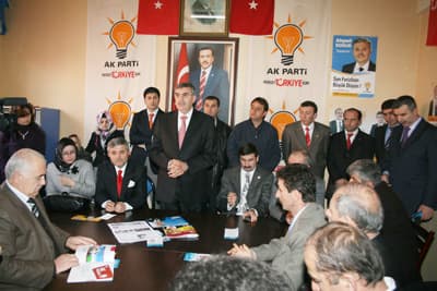 <font face="Arial" size="2" color="#000000"><strong>Yatırımcılar Konusunda Se&ccedil;ici Olacağız<br /></strong></font><br /><font size="2"><font face="Arial"><font color="#333399">&quot;Sakarya'ya &ccedil;evreye zarar vermeyen yatırımcıların gelmesi i&ccedil;in ne gerekiyorsa yapacağız&quot;</font> diyen Zeki To&ccedil;oğlu, <font color="#333399">&quot;T&uuml;rkiye'nin en g&uuml;zel kentlerinden birinde yaşıyoruz. &Uuml;lkemizin k&uuml;lt&uuml;rel ve ticari başkenti İstanbul ile idari başkenti Ankara'nın tam ortasındayız. &Uuml;lkemizde yaşanan ekonomik gelişmenin İstanbul'la sınırlı kalamayacağını ve D&uuml;zce'ye kadar olan bu b&ouml;lgeyi de doğrudan etkileyeceğinin farkındayız. En &ouml;nemli ulaşım akslarının ortasında ve lojistik desteğe sahip bir şehir olarak Sakarya, İstanbul'dan gelen yatırımların odağı olacaktır. Biz de yatırımcıların şehrimize gelmesi i&ccedil;in elimizden geleni yapacağız. Fakat yatırımcılar konusunda se&ccedil;ici olacağız. &Ccedil;evremize zarar vermeyecek yatırımcılara kapımızı a&ccedil;acağız&quot;</font> dedi. <br /><br />Zeki To&ccedil;oğlu ger&ccedil;ekleştirdiği ziyaretlerde vatandaşların isteklerini de dinledi.</font></font>