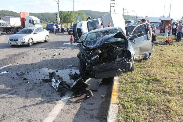 Otomobil ile kamyonet çarpıştı: 7 yaralı