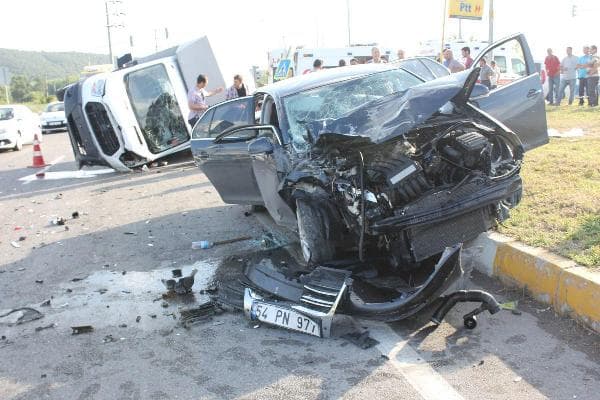 Otomobil ile kamyonet çarpıştı: 7 yaralı