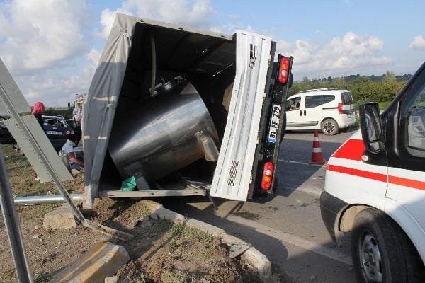 Otomobil ile kamyonet çarpıştı: 7 yaralı