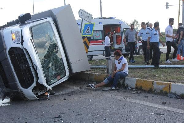 Otomobil ile kamyonet çarpıştı: 7 yaralı