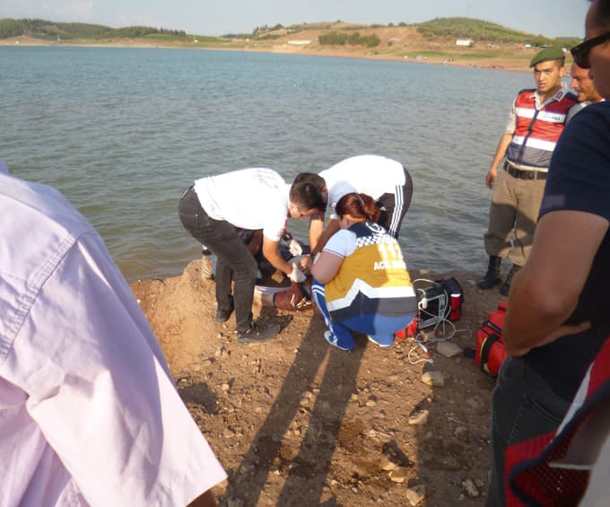Balık tutmak için gittiği gölette boğuldu