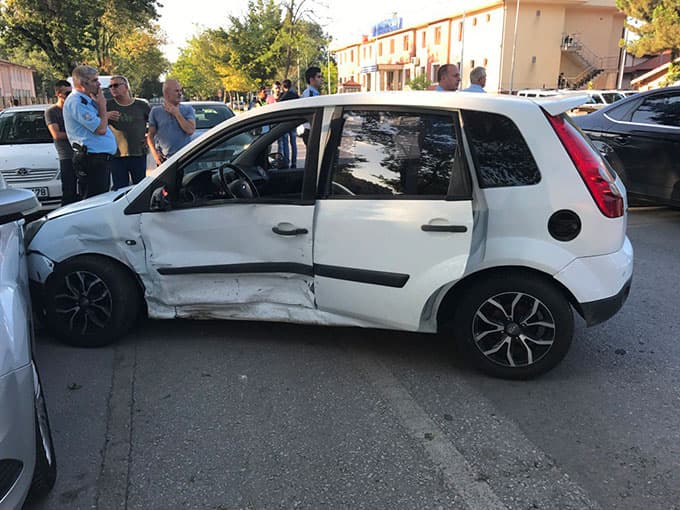 Şeker Mahallesi'nde kaza; 4'ü çocuk 6 yaralı
