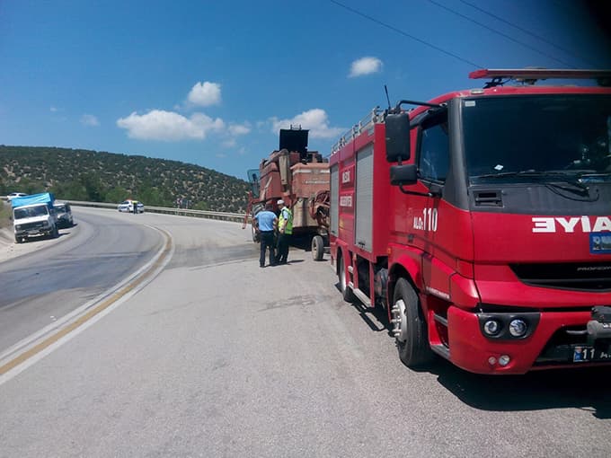Seyir halindeki biçerdöver, alev aldı