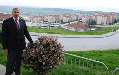 <font size="2"><font face="Arial"><strong>İLKLERE İMZA<br /><br /></strong>Beş yıldır muhtar olarak mahallesi Camili&rsquo;yi y&ouml;neten ve bu s&uuml;re zarfında, vatandaşlara verdiği s&ouml;zleri dışında bir&ccedil;ok sosyal ve k&uuml;lt&uuml;rel alanda başarılı &ccedil;alışma ve ilklere imza atan Yunus &Ouml;z&ccedil;elik; olmayan projelere ev sahipliği yapmak i&ccedil;in 29 Mart 2009 Mahalli İdareler Se&ccedil;imi&rsquo;nde tekrar aday olduğunu a&ccedil;ıkladı.</font></font>