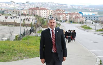 <font size="2"><font face="Arial"><strong>KAMPUS HİZMETİ<br /><br /></strong>&ldquo;Yeni Kurulan ve gelişmeye a&ccedil;ık bir mahalle olan Camili&rsquo;de 2004 Mahalli İdareler Se&ccedil;imi&rsquo;nden 2009 se&ccedil;imlerine kadar gerek Valiliğimizin, gerek B&uuml;y&uuml;kşehir ve Merkez Belediyemizin, gerekse muhtarlığımız olarak, bir&ccedil;ok yatırımlar olmuştur. Bunlardan mahallemizin adeta sosyal ve k&uuml;lt&uuml;rel alanda değişimi &ouml;n plana &ccedil;ıkaracak, Resmi Daireler Kamp&uuml;s&uuml; bitirilerek, hizmete a&ccedil;ılmıştır. Bu kampus i&ccedil;erisinde, muhtarlık olarak yaptığımız girişimlerle mahallemiz halkının da hizmet alacağı emniyet, n&uuml;fus, PTT ve banka gibi hizmetler oluşturulacaktır. Ayrıca, B&uuml;y&uuml;kşehir Belediyesi&rsquo;nin de yapacağı k&uuml;lt&uuml;r tesisi ile mahallemizin, bu alanda hizmet alamadığı eksiklikte giderilmiştir. Mahallemiz ayrıca, spor alanında, milli formayı beş sporcunun bulunduğu, Yenikent G&uuml;neşspor bir takımı da barındırmaktadır.</font></font>