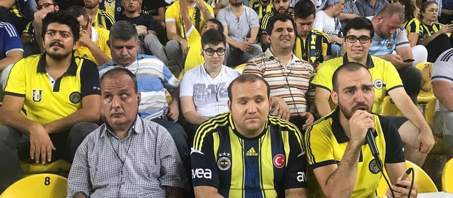 Görme engelliler için maç anlatıyorlar