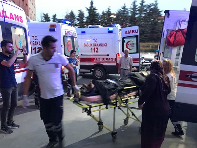 Traktör devrildi, baba ile oğlu yaralandı
