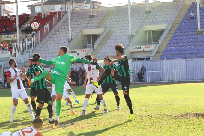 Sakaryaspor - Karşıyaka maçında gol sesi çıkmadı